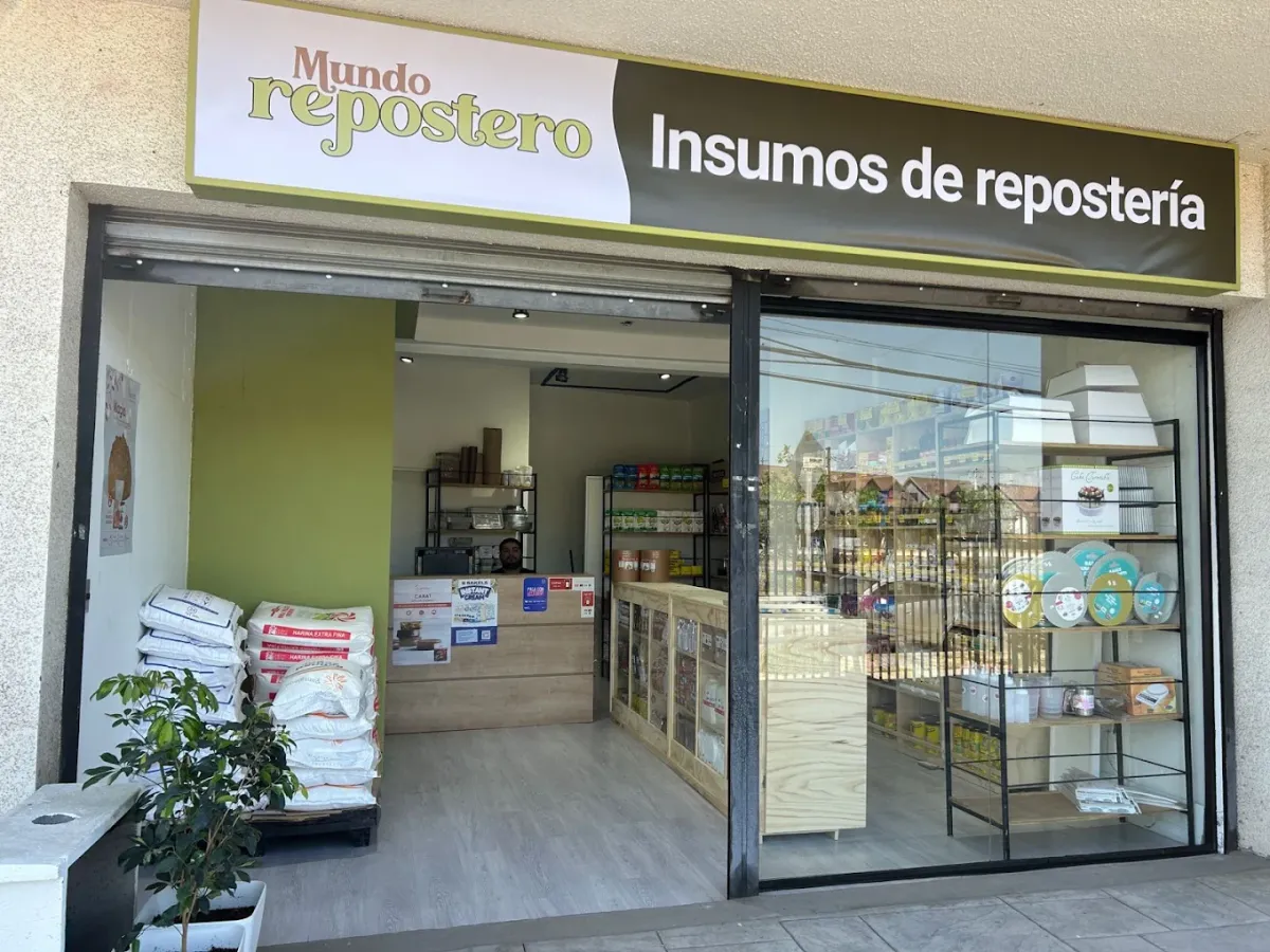 El local abierto: el letrero de Mundo Repostero, sacos de harina en la
                entrada y las repisas con productos.