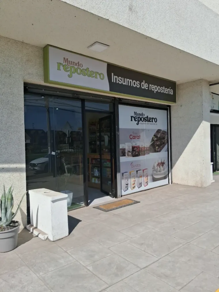 El local visto desde la vereda, en la galería de locales.